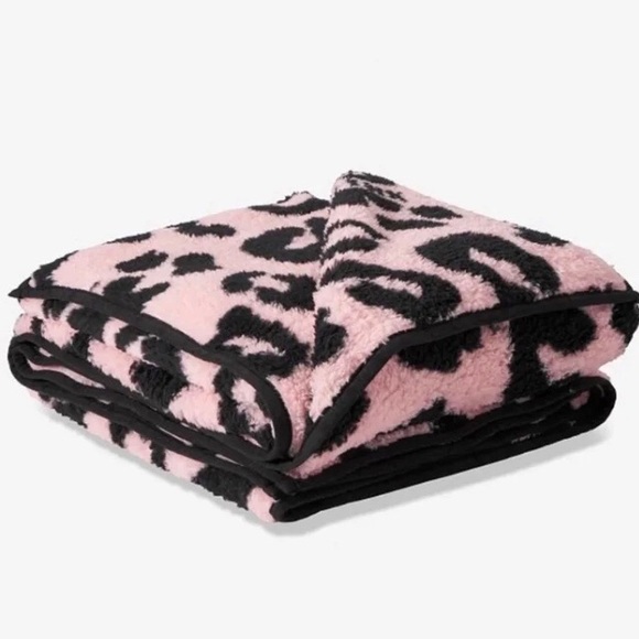PINK Victoria's Secret Accessories - Victoria’s Secret Pink Sherpa Blanket Leopard